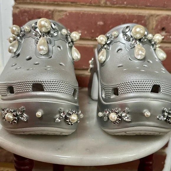 SIMONE ROCHA X CROCS
x Crocs Siren Spiked Clogs - metallic silver - Picture 3 of 7